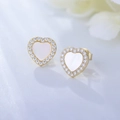 Dettaglio di orecchini a cuore in argento s925 con zirconi e madreperla cangiante - Giallo