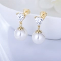 Eleganti orecchini a cuore dorati con perle bianche tonde e pietre di zircone - Perno in argento 925 / Oro