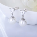 Orecchini pendenti minimalisti in argento S925 con zircone a triangolo e perla tonda - Perno in argento 925 / Argento