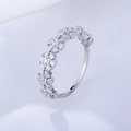 Vue macro de grappes de fleurs en zircon sur un anneau en argent sterling poli - US 5 / Blanc