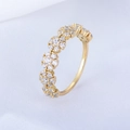 Bague fleurs dorées avec zircons étincelants dans un style minimaliste et raffiné chic - Or