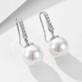 Orecchini pendenti in argento 925 con perle e ganci con pavé di zirconi cubici - Argento
