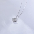 Detalle del collar con colgante cuadrado de plata y circonitas sobre seda azul - Plata 925 / Platino