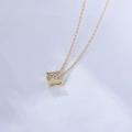 Detalle de un colgante cuadrado de oro con nueve piedras de circón brillantes incrustadas - Plata 925 / Dorado