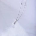 Dettaglio di una collana in argento 925 con pendente di perla e accenti di zirconi - Argento 925 / Argento