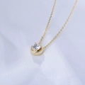 Macro d'un collier en argent 925 doré avec un pendentif rond en oxyde de zirconium - Argent 925 / Jaune