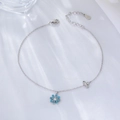 Tobillera minimalista de plata S925 con margaritas azules y dijes en forma de mariposa - Plata 925 / Plateado