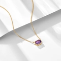 Collar con colgante de amatista rectangular dorado sobre fondo geométrico minimalista - Plata 925 / Oro