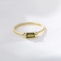 Gros plan d'une bague en argent S925 doré avec zircon vert rectangulaire et brillants - US 6 / vert olive
