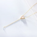 Dettaglio macro della collana a Y in oro con quarzo rosa a goccia e piccoli zirconi - Argento 925 / Oro