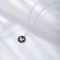 Dettaglio del ciondolo a farfalla in argento S925 con diamanti su smalto nero - Argento 925 / Bianco