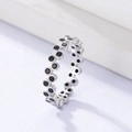 S925 Silberring mit schwarzen Zirkonia-Steinen im minimalistischen Wellendesign - US 5 / Weiß