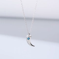 Vista macro del pendente a corno in argento sterling con pietra turchese e zirconi - Argento 925 / Argento