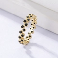 Zweireihiger wellenförmiger Goldring mit schwarzen Zirkonia-Steinen im minimalistischen Stil - US 5 / Gold