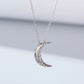 Dettaglio del ciondolo a mezzaluna in argento s925 con diamanti e incisioni a stella - Argento 925 / Bianco