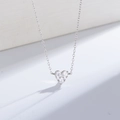 Detaillierte Nahaufnahme von S925 Sterlingsilber Herzanhänger mit Zirkonia-Steinen - 925er Silber / Weiß