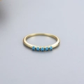Minimalistischer vergoldeter S925 Silberring mit fünf eingelegten blauen Türkisperlen - US 6 / Gold