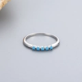 Minimalistischer S925 Sterlingsilberring mit fünf runden Türkissteinen in einer Reihe - US 6 / Weiß
