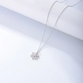 Macro-opname van sterling zilveren sneeuwvlok hanger met fonkelende zirkonia steentjes - 925 zilver / Wit