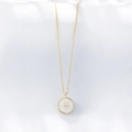 Minimalistische s925 Silber Goldkette mit Herz-Anhänger auf weißem Seidenhintergrund - 925er Silber / Gold