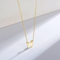 Detailopname van een minimalistische gouden vlinderhanger aan een fijne halsketting - 925 zilver / Goud