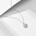 Elegante silberne Herz-Halskette mit glitzerndem Zirkon-Außenring und schicker Metallkette - 925er Silber / Weiß