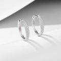 Minimalistische 925 sterling zilveren huggie oorbellen met zirkonia op witte achtergrond - 925 zilver / Wit