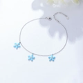 Cavigliera in argento 925 con tre fiori blu chiaro e pietre di zircone su sfondo bianco - Argento 925 / Bianco