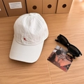 Casquette de baseball en coton blanc avec broderie R rouge, mise en scène lifestyle - 56-60cm (Ajustable) / Blanc