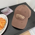 Gorra vintage marrón desgastada con bordado 3D sobre una mesa de madera oscura - 56-59cm / café