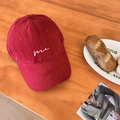 Gorra de béisbol de algodón rojo con bordado 'me' blanco sobre fondo de madera - Tamaño Regular: 56-62cm (Ajustable) / Burdeos