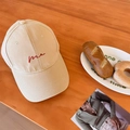 Gorra de béisbol clásica de algodón beige con bordado me rojo sobre superficie de madera - Tamaño Regular: 56-62cm (Ajustable) / Beige Caqui