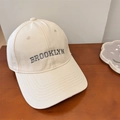 Casquette de baseball en coton beige avec broderie Brooklyn sur table en bois - 56-60cm (Ajustable) / Khaki Beige