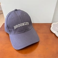 Casquette de baseball en coton gris foncé avec broderie Brooklyn blanche et bord courbé - 56-60cm (Ajustable) / Gris