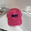 Casquette de baseball en sherpa rose vif avec broderie de lettres bleues pour l'automne hiver - Rose rouge
