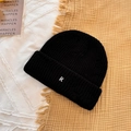 Bonnet en tricot noir d'hiver avec une lettre R brodée blanche et texture côtelée - 56-59cm / Noir