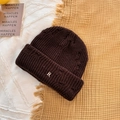 Bonnet en maille côtelée marron caramel avec broderie lettre R sur fond de tissu chaud - 56-59cm / café
