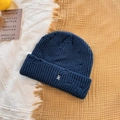 Bonnet en maille bleu foncé avec broderie lettre R blanche et détails déchirés - 56-59cm / Bleu Marine