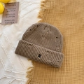 Bonnet en tricot marron foncé avec broderie lettre R et détails usés tendance - 56-59cm / Khaki