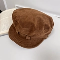 Klassische Vintage Schiebermütze in Dunkelbraun aus Wildlederimitat auf Schreibtisch - 56-58cm / Camel