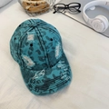 Berretto vintage con stampa leopardata blu e dettagli usurati su tessuto bianco - 56-58cm / Blu