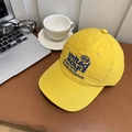 Casquette de baseball jaune respirante avec broderie bleue dans un décor lifestyle - 56-58cm (Réglable) / Jaune