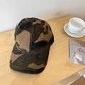 Gorra de béisbol clásica de algodón camuflaje sobre un escritorio de madera rústica - 56-58cm Ajustable / Verde Militar