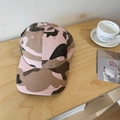 Gorra de béisbol de camuflaje rosa en mesa de madera con taza y postal decorativa - 56-58cm Ajustable / Rosa