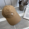Minimalistische hellbraune schnelltrocknende Baseballkappe mit weißer Stickerei vorn - 56-58cm Verstellbar / Camel