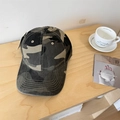 Gorra de béisbol de camuflaje selva con acabado vintage sobre mesa de madera - 56-58cm Ajustable / Gris