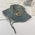 Cappello pescatore in denim blu con ricamo di orsetto e cordino nero regolabile - 56-58cm / Blu Vintage