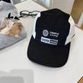 Zweifarbige 5-Panel-Baseballkappe im Streetwear-Stil mit weißer Stickerei auf dem Tisch - Einheitsgröße(Einstellbar) / Schwarz Weiß