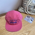 Cappellino camper a 5 pannelli rosa con ricamo blu su tavolo in legno - 56-58cm Regolabile / Rosa Rossa