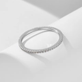 Elegante anillo de eternidad de plata con micro pavé de circonitas sobre fondo blanco - US 5 / Blanco